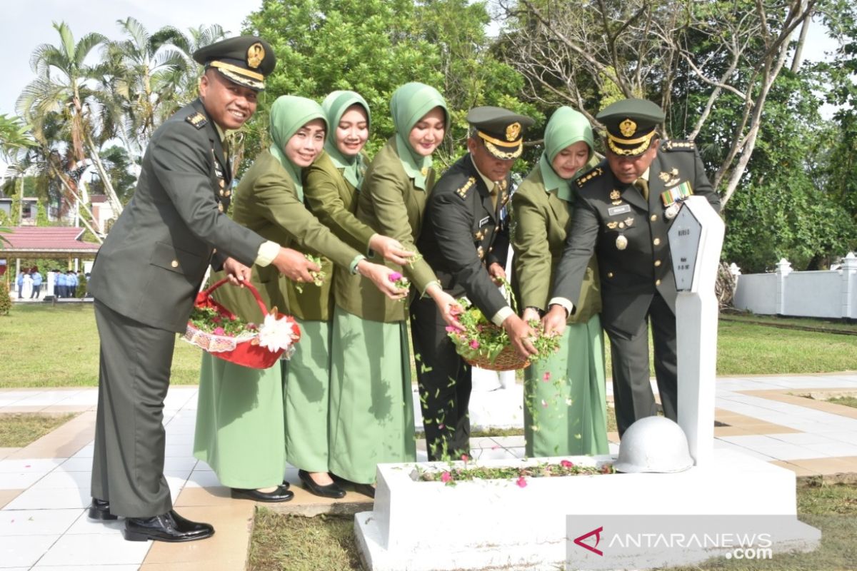Jajaran Korem ziarah ke taman makam Pahlawan Samarinda