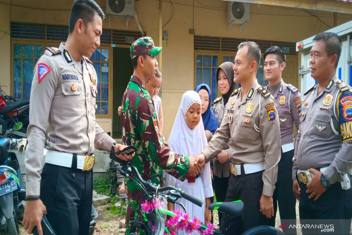 Anggota TNI ini terkejut disambangi anggota Polri yang memberikan sepeda