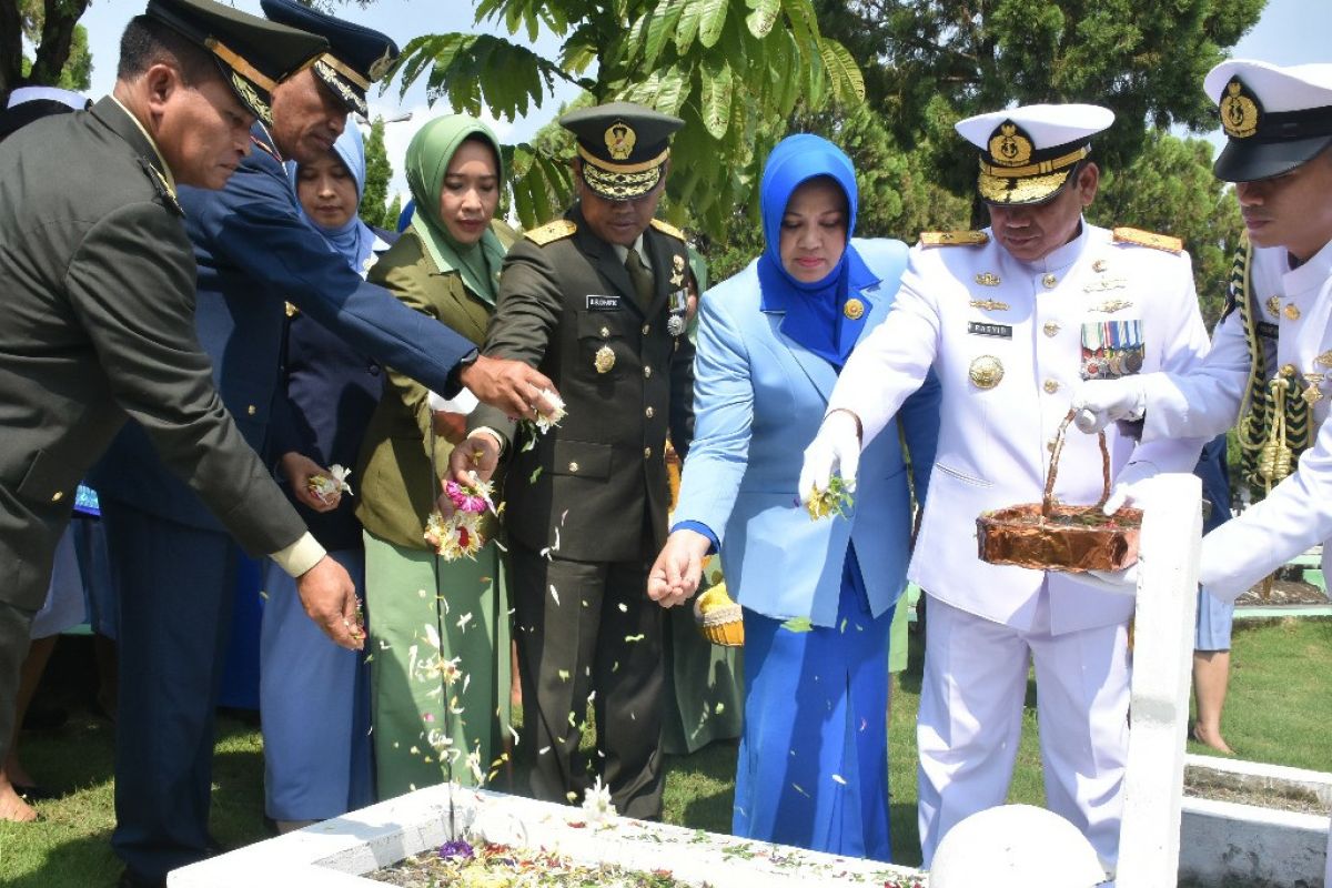 Kepala Staf Kodam I/BB ziarah ke Makam Pahlawan sambut HUT TNI