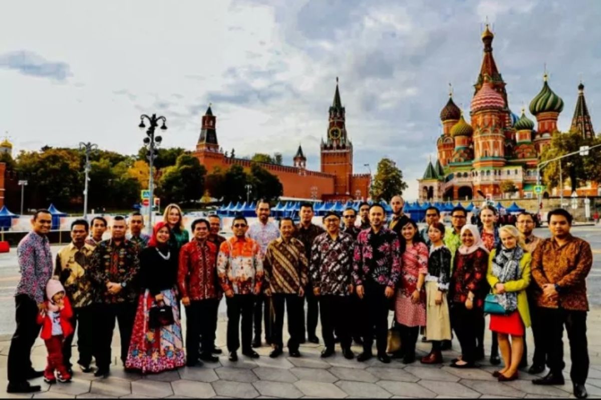 Semarak Hari Batik Nasional di Lapangan Merah Moskow
