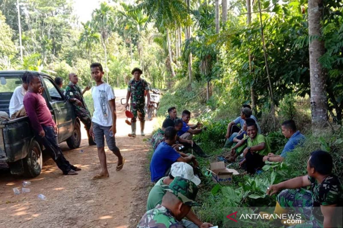 Satgas TMMD ke 106 Kodim 0103/Aut bersihkan jalan bersama warga