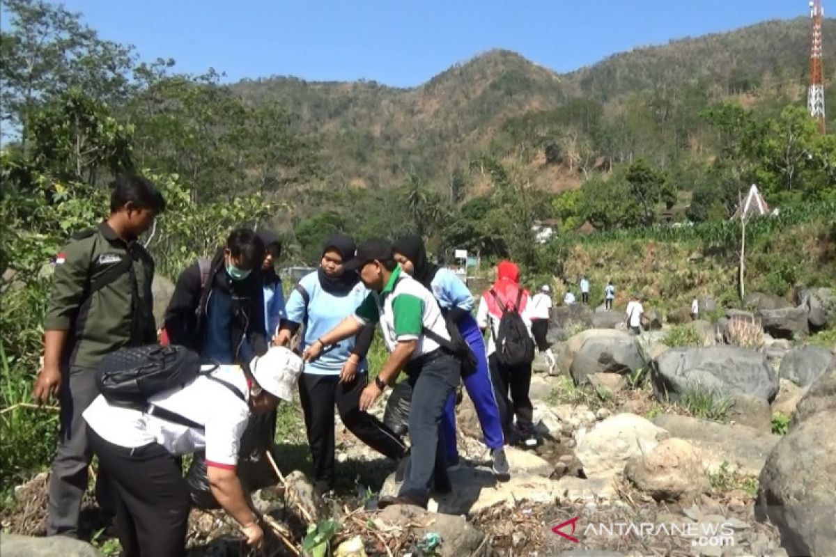 Ratusan mahasiswa UMK dan masyarakat Kudus bersihkan aliran Sungai Gelis