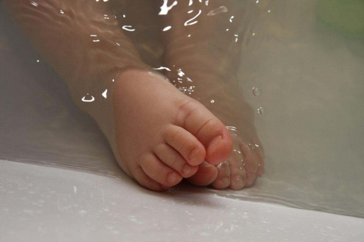 Manfaat mandi air hangat untuk anak