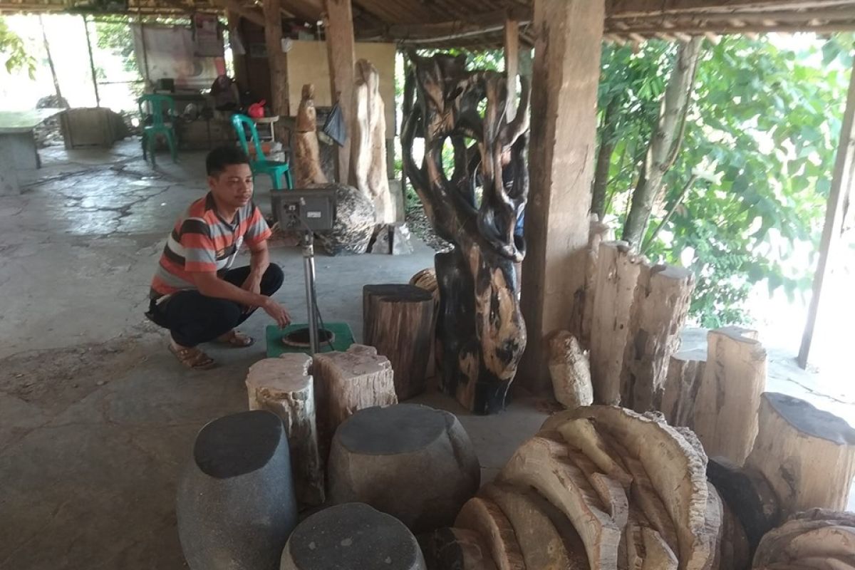 Tembus pasar mancanegara, kerajinan batu fosil Lebak