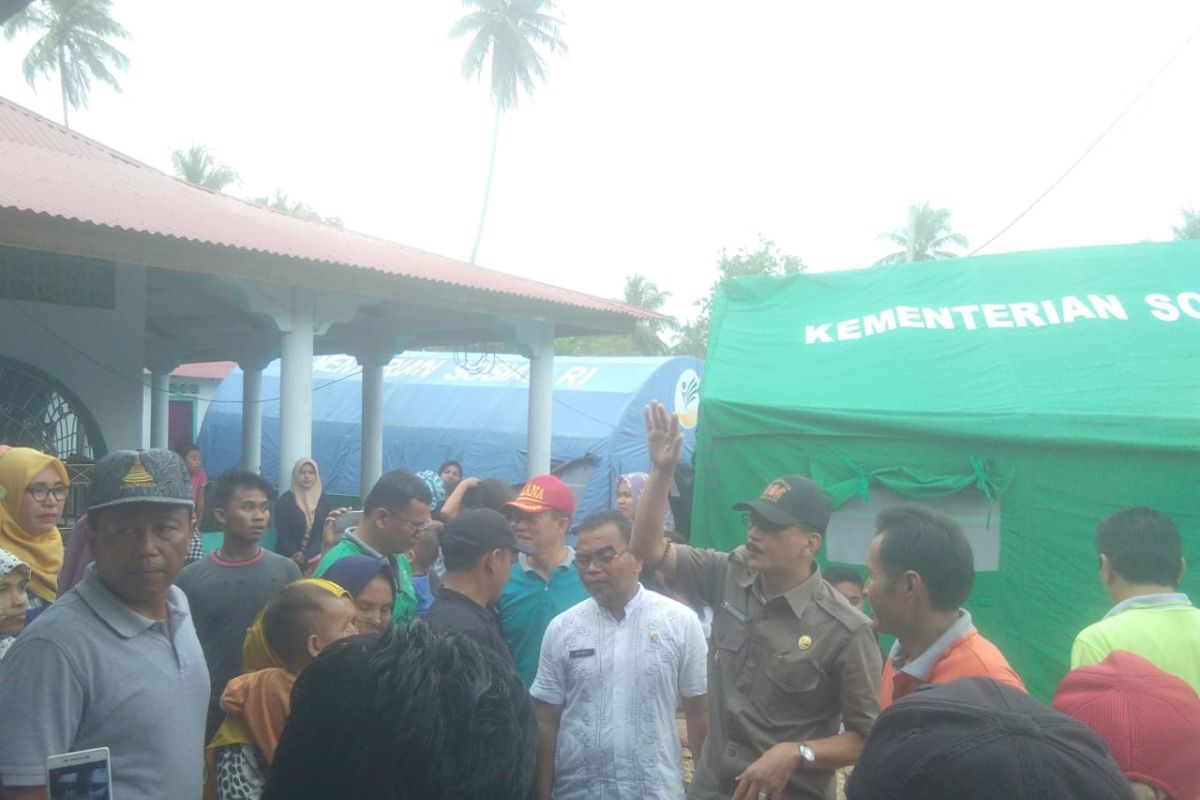 Bupati Hendrajoni kunjungi korban abrasi pantai di Batang Kapas