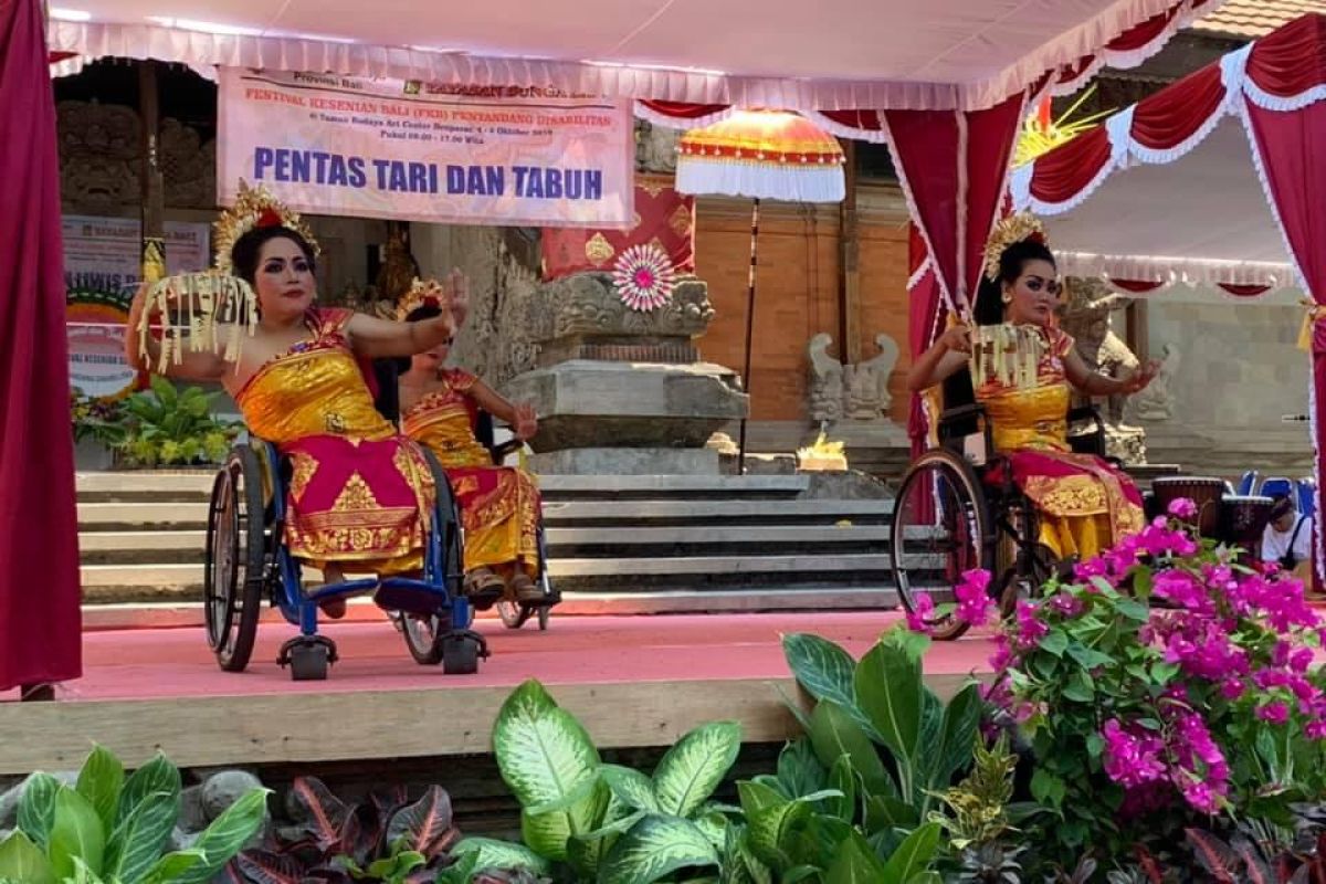 Ratusan disabilitas ikuti Festival Kesenian Bali (video)