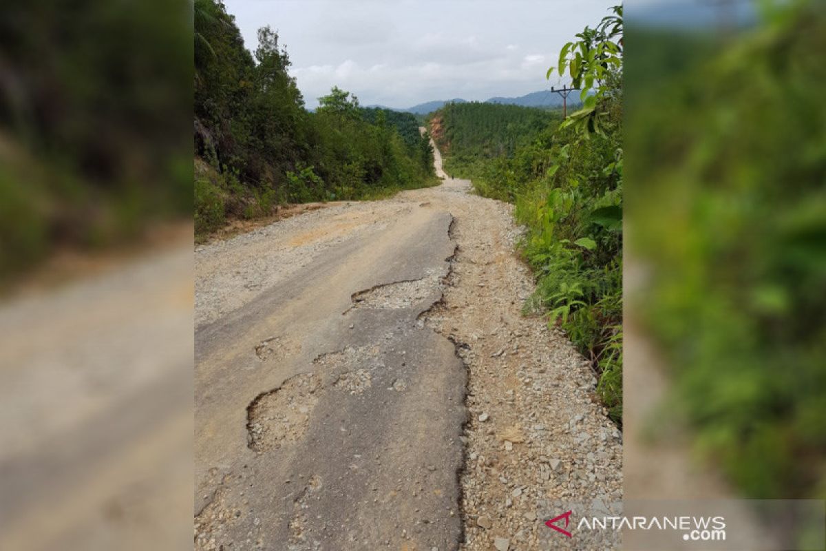 Jalan perbatasan RI-Malaysia di Simpang Silat butuh perhatian serius