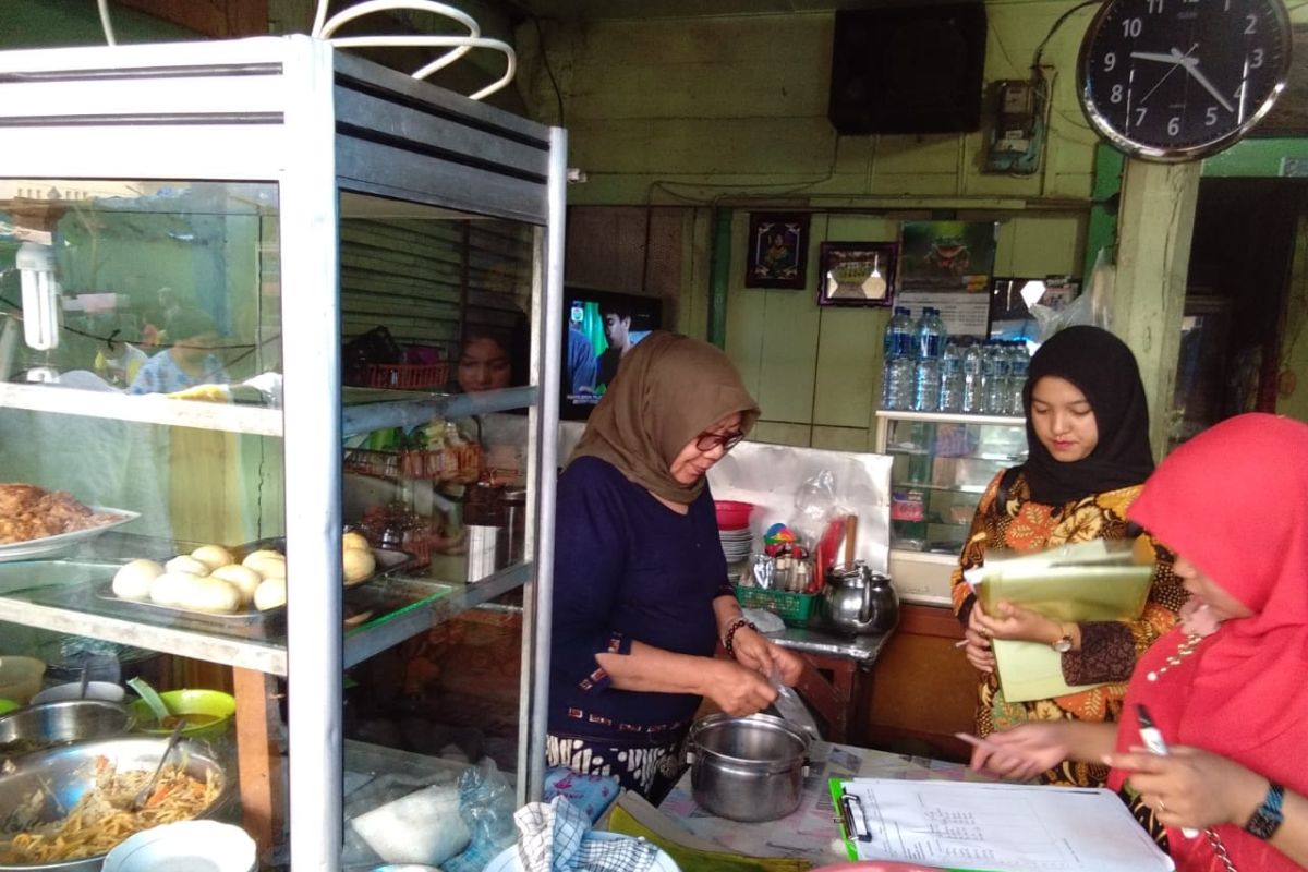 Dinkes Sibolga lakukan pengawasan terhadap penjual lontong yang gunakan bungkus plastik