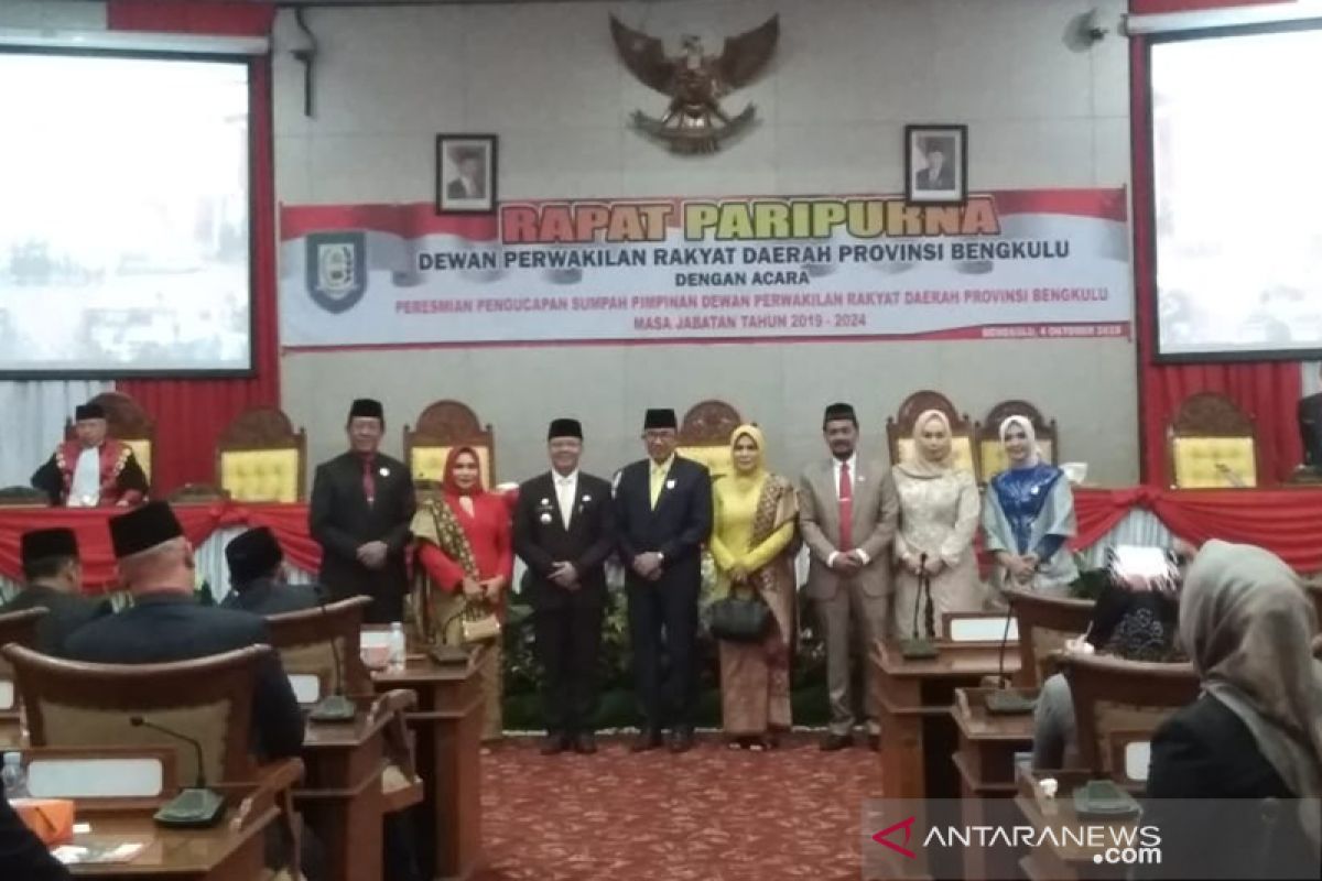 Anggota dewan provinsi minta tenaga ahli fraksi tiga orang