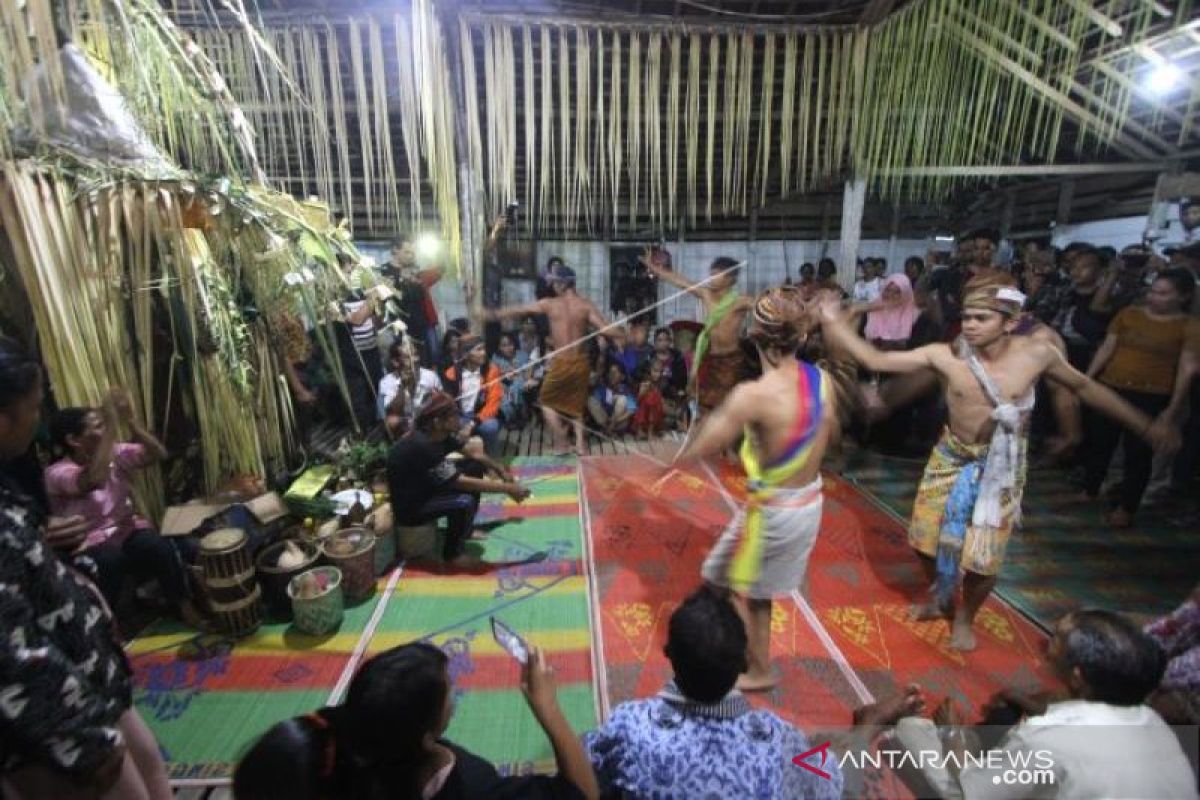 Artikel - Kemeriahan Aruh Bawanang, Suku Dayak Meratus Kabupaten HST