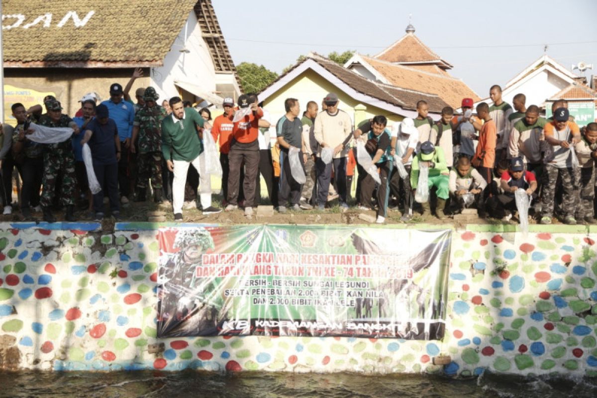 Usai dibersihkan, Sungai Legundi Probolinggo ditebari ribuan benih ikan