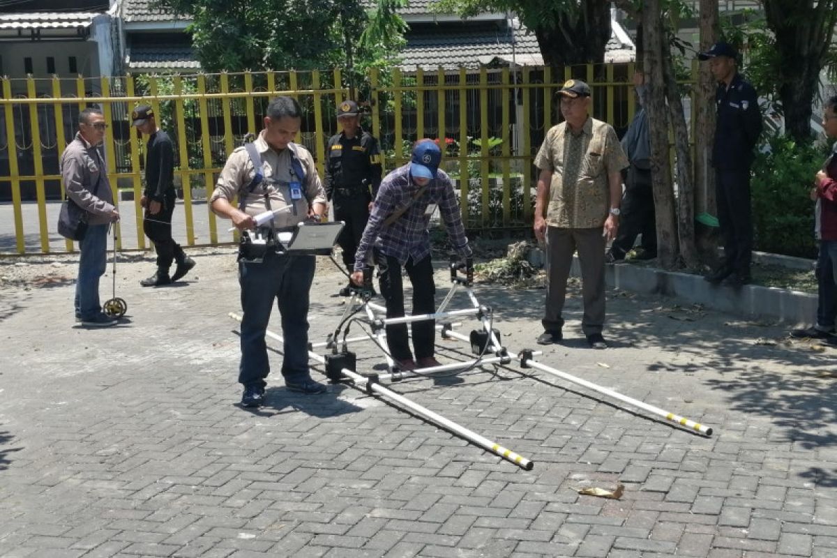 Badan Geologi survei permukaan tanah di area sumur minyak Kota Surabaya