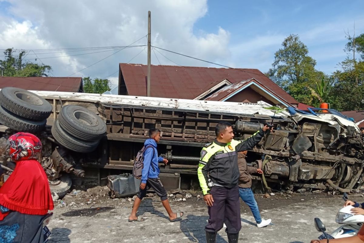 Satu tewas dalam kecelakaan beruntun libatkan delapan kendaraan di Padang Panjang