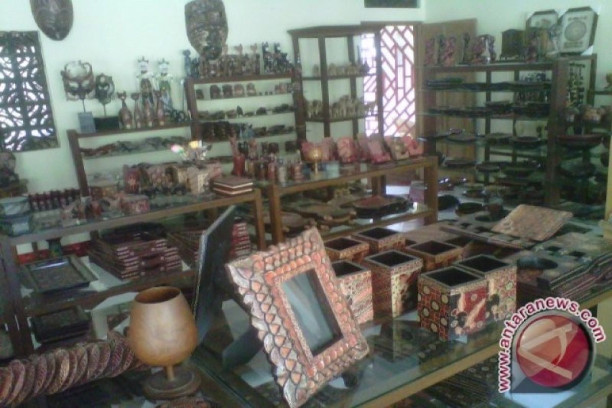 Genjot daya jual di pasaran, perajin batik kayu Krebet perbarui motif