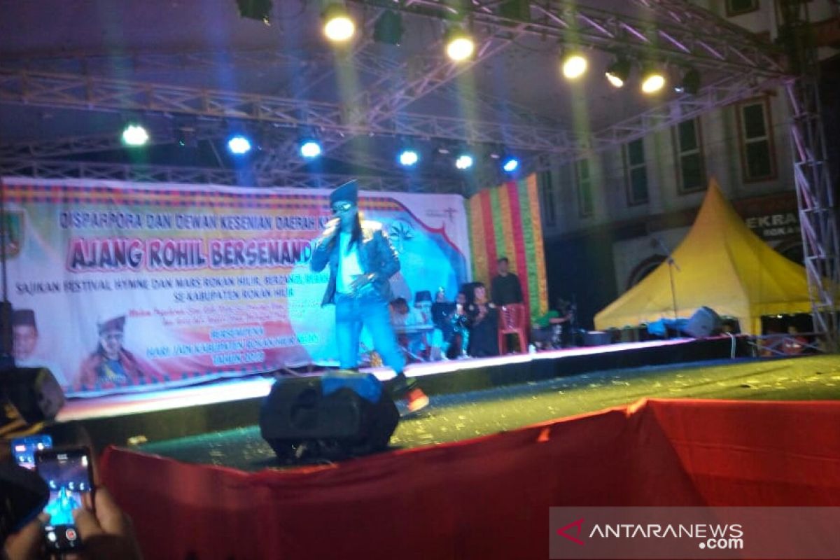 Meriahkan HUT Rohil, Penyanyi Malaysia Poey Stings hibur warga Bagansiapiapi