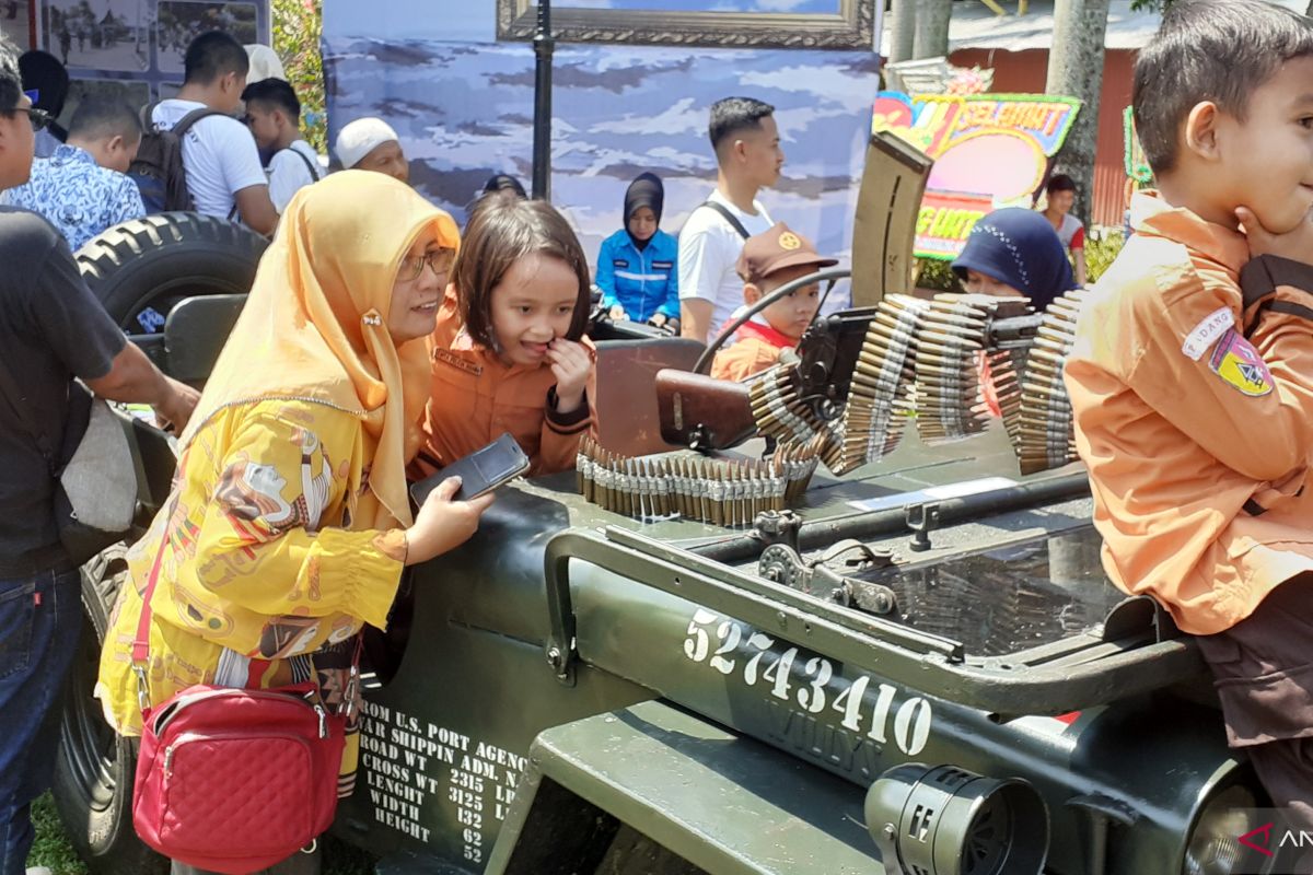 Sejumlah stand alutsista diserbu warga dalam perayaan HUT TNI