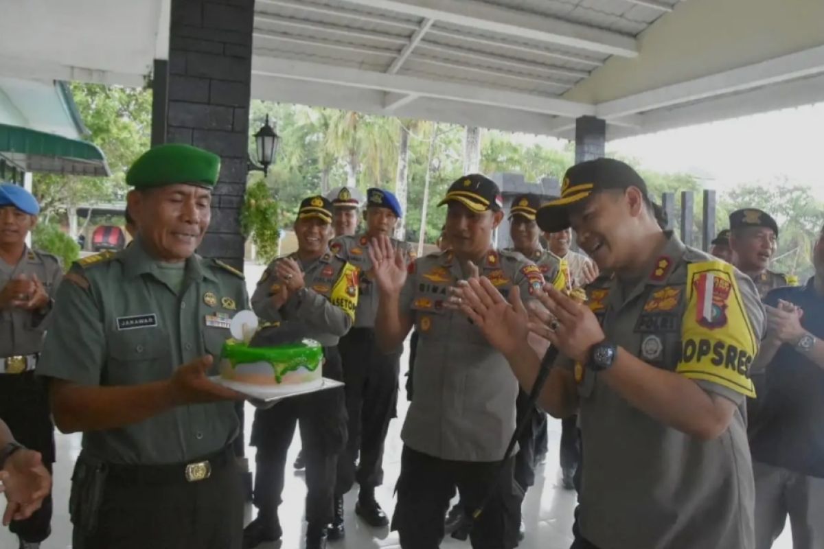 Polisi Tanjungpinang bawa kue ulang tahun ke markas TNI