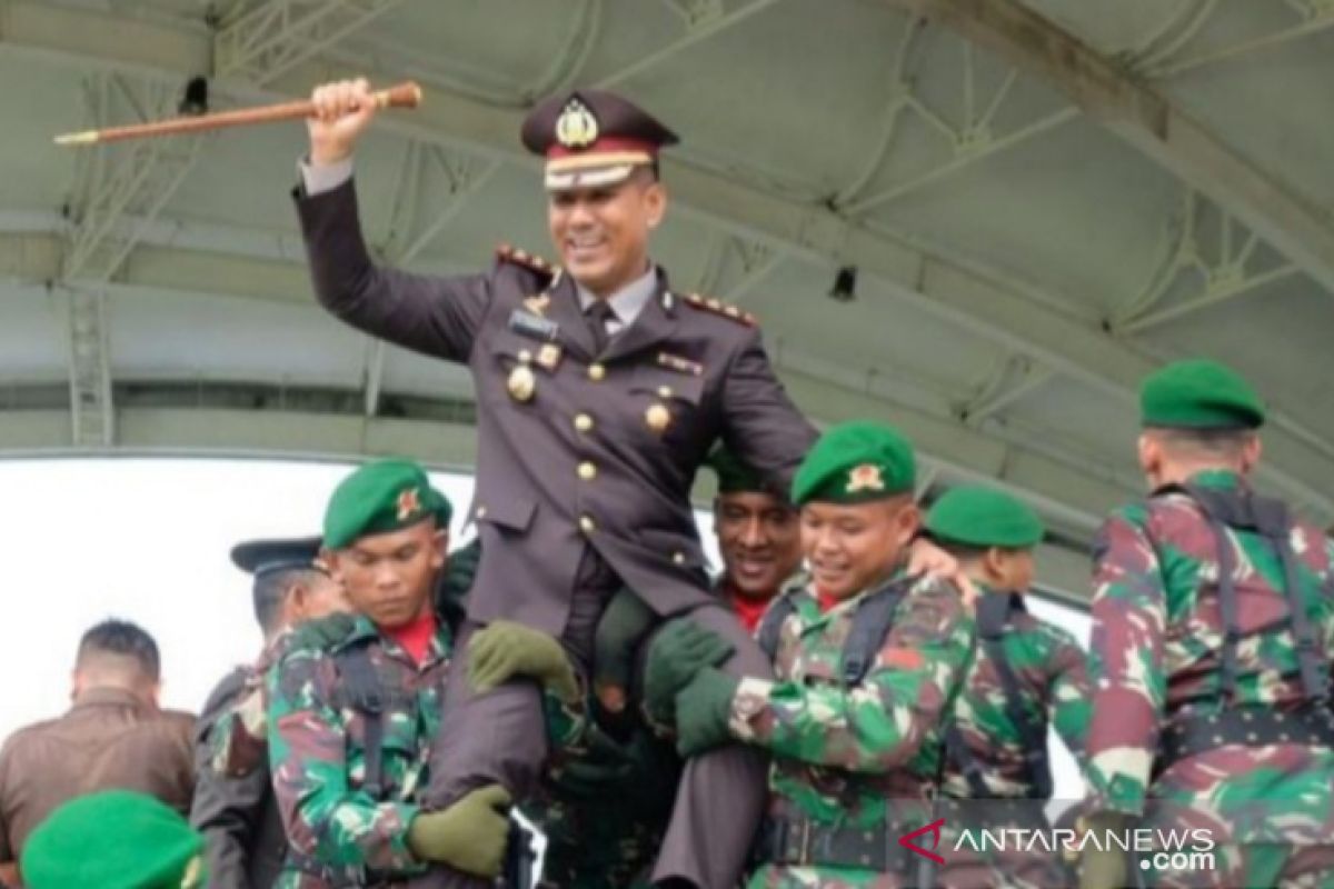 Hadiri HUT TNI Ke-74, Kapolres Tanjungbalai dijulang Tentara