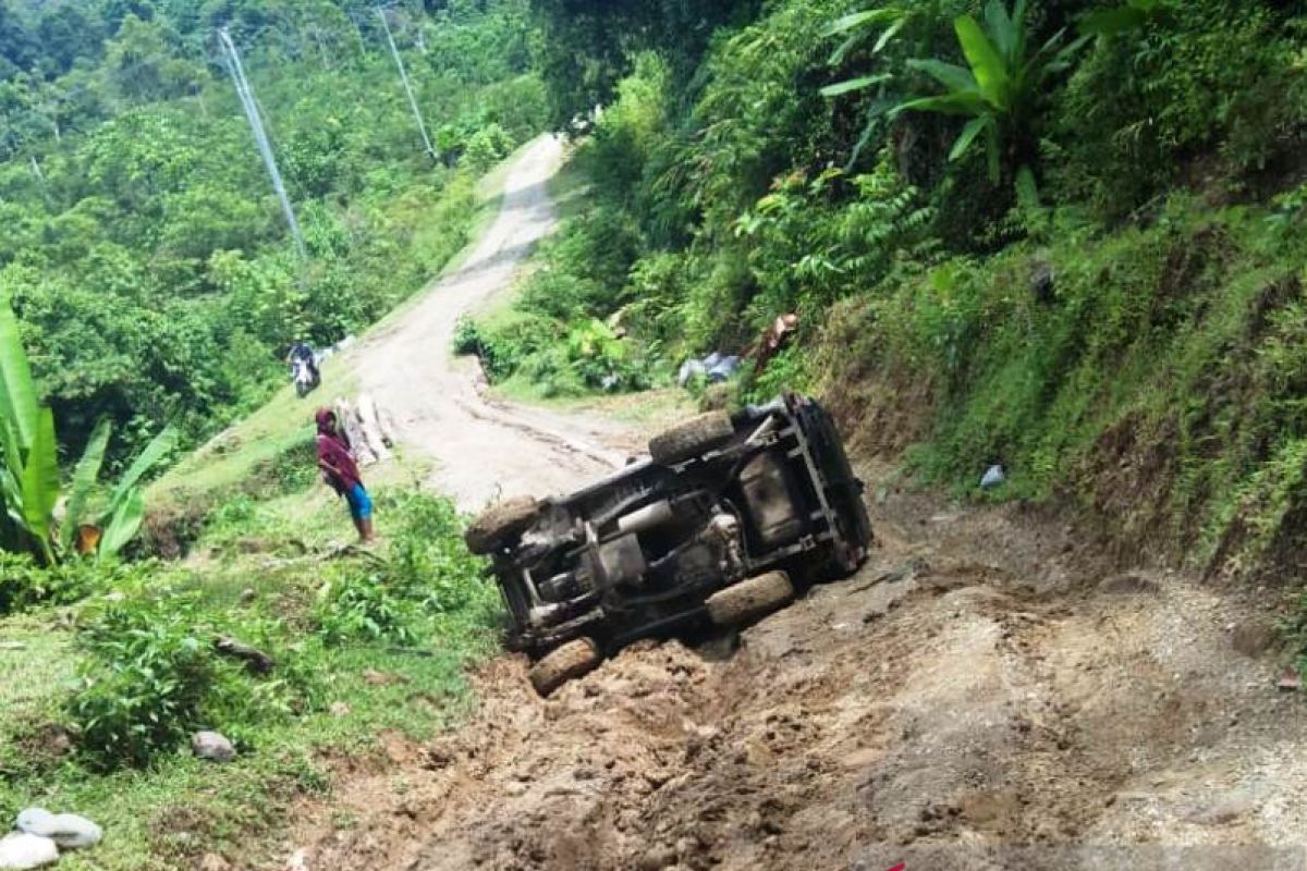 Satu unit mobil pikap terbalik di tanjakan gunung di Aceh Barat