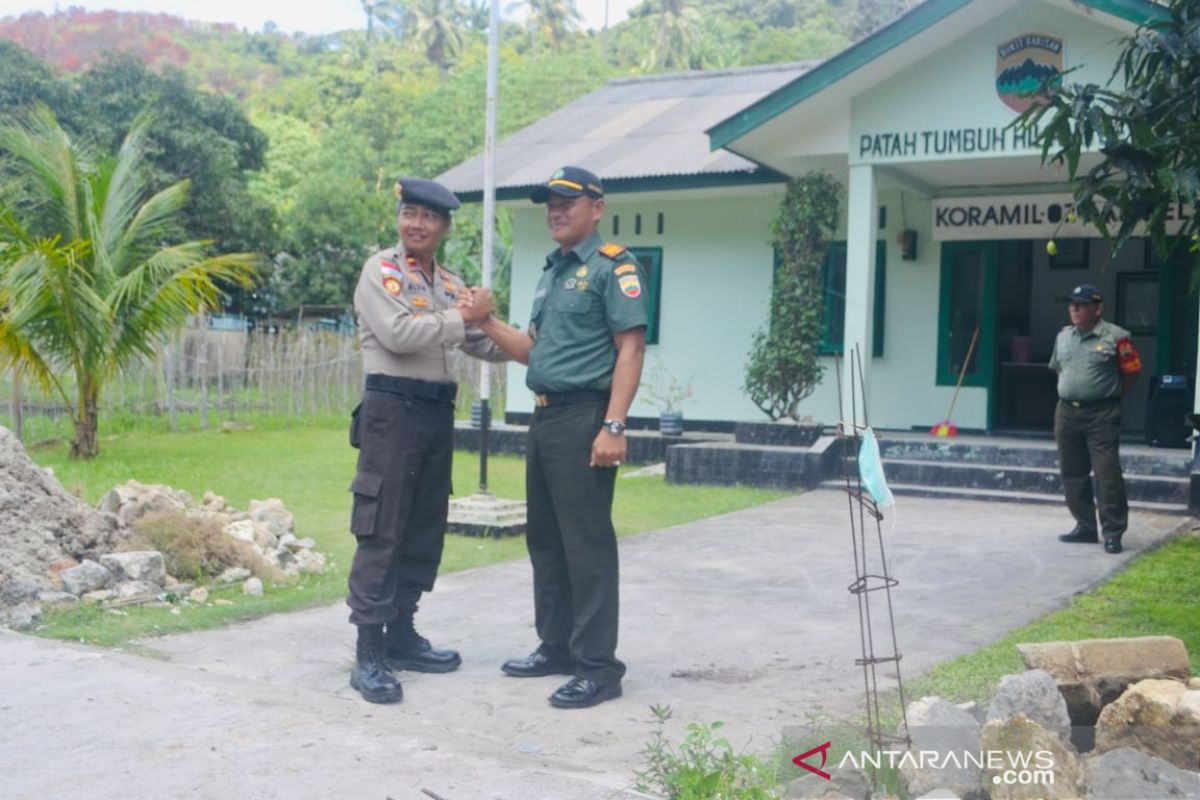 Polsek Tambelan berikan bingkisan ultah ke Koramil