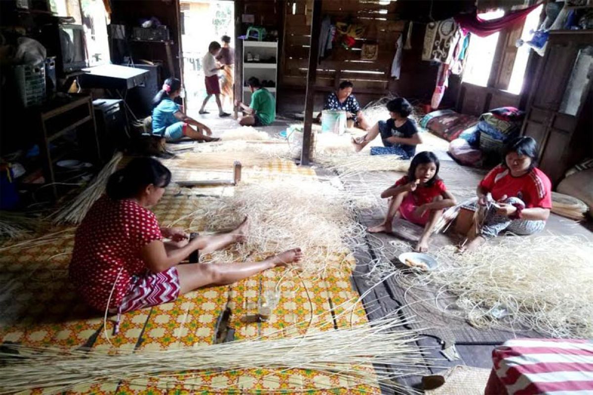 Kerajinan anyaman rotan Tambaba dipasarkan sampai Bali