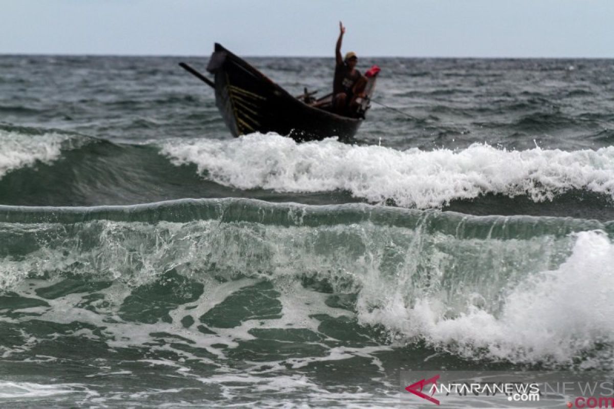 BMKG imbau nelayan waspadai gelombang tinggi di perairan Selat Malaka