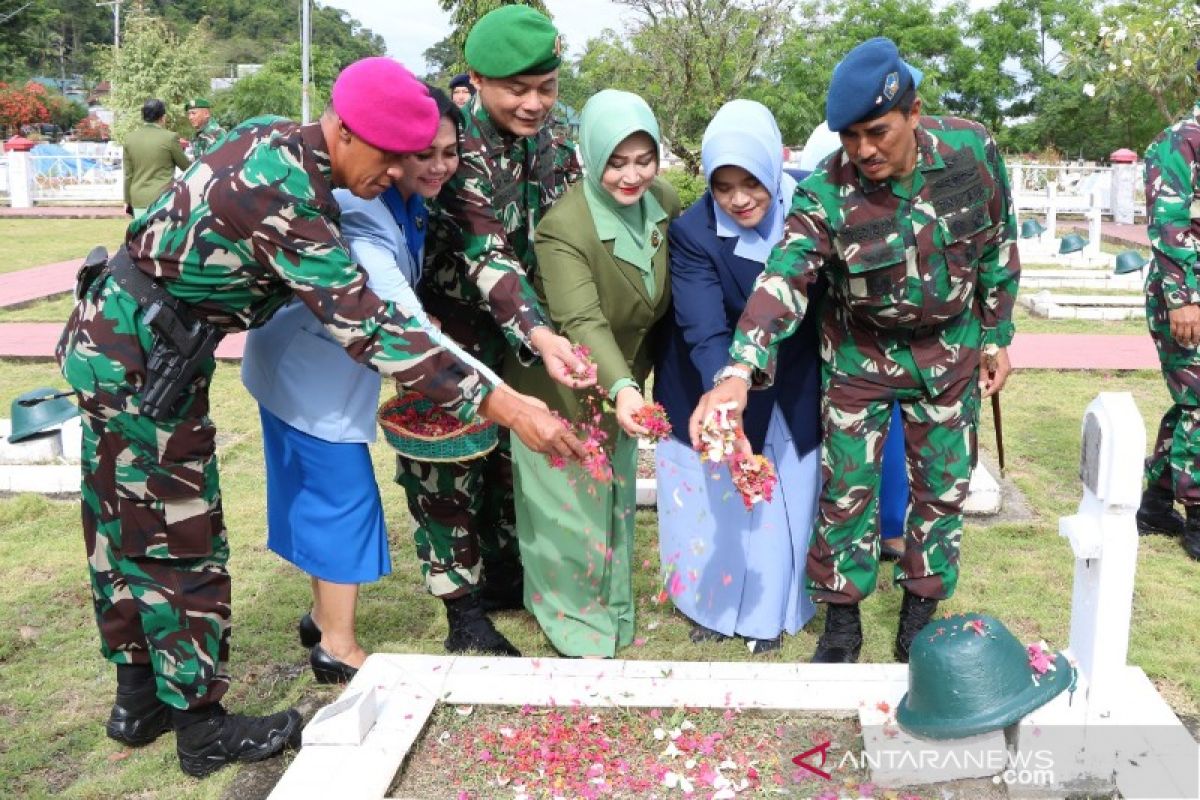Lanud Silas Papare tabur bunga peringati HUT Ke-74 TNI