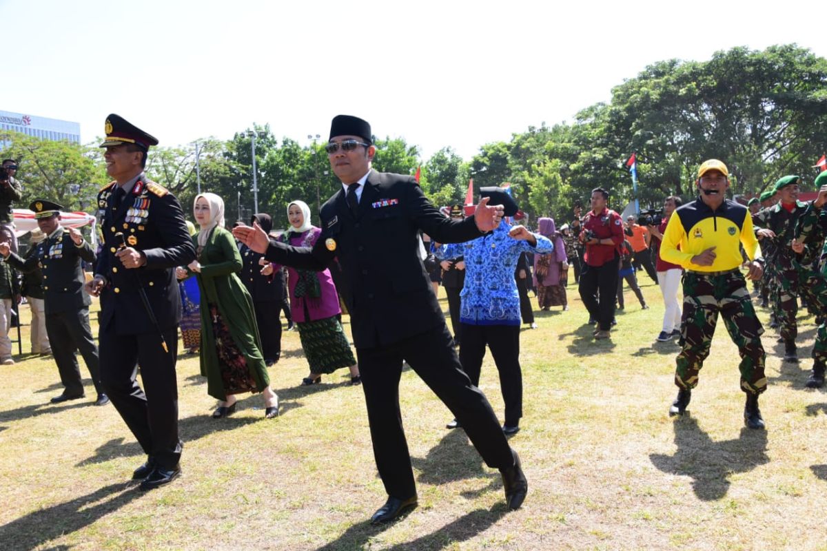 Gubernur Jabar Ridwan Kamil-Pangdam III Siliwangi menari Sajojo saat HUT TNI