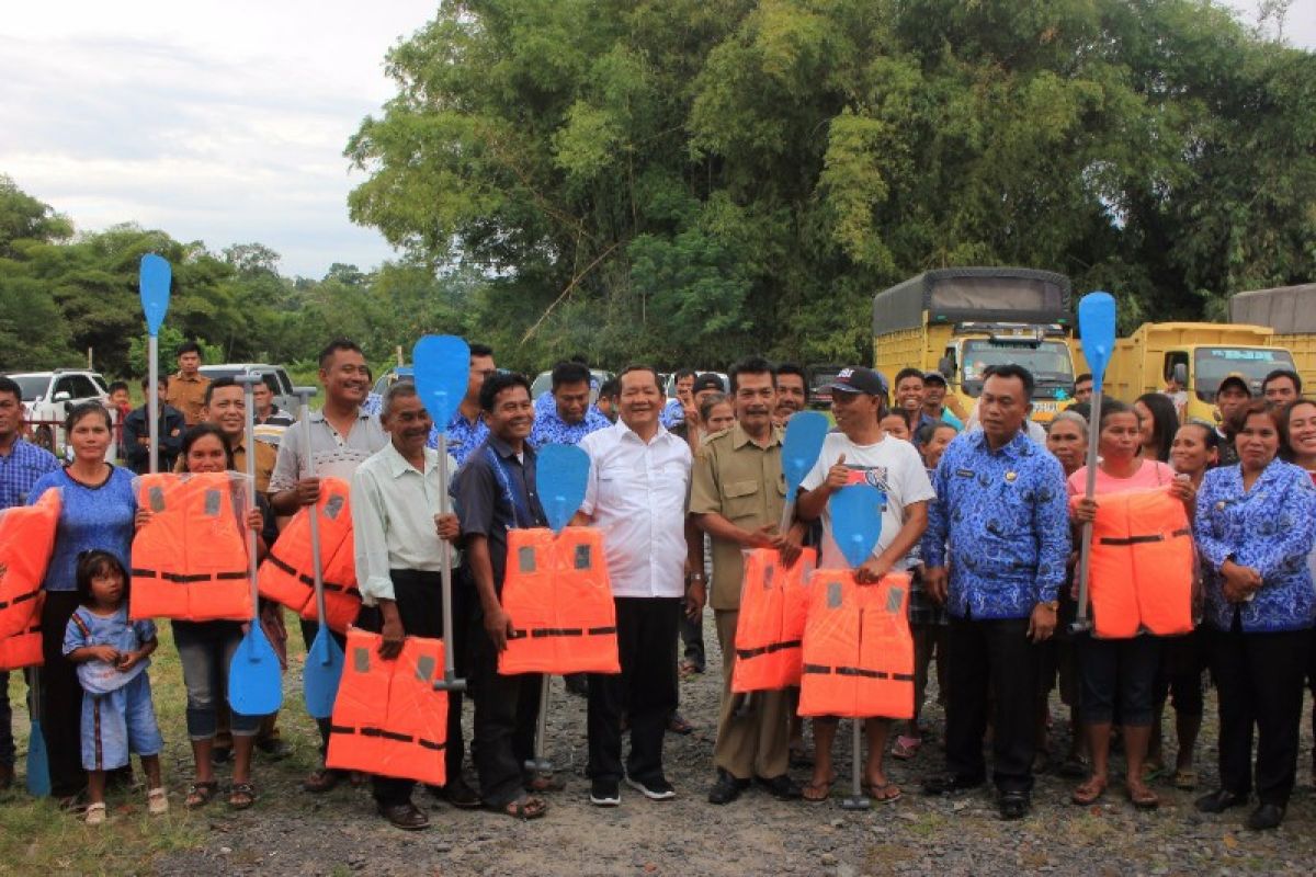 Nelayan Samosir dapat bantuan peralatan tangkap