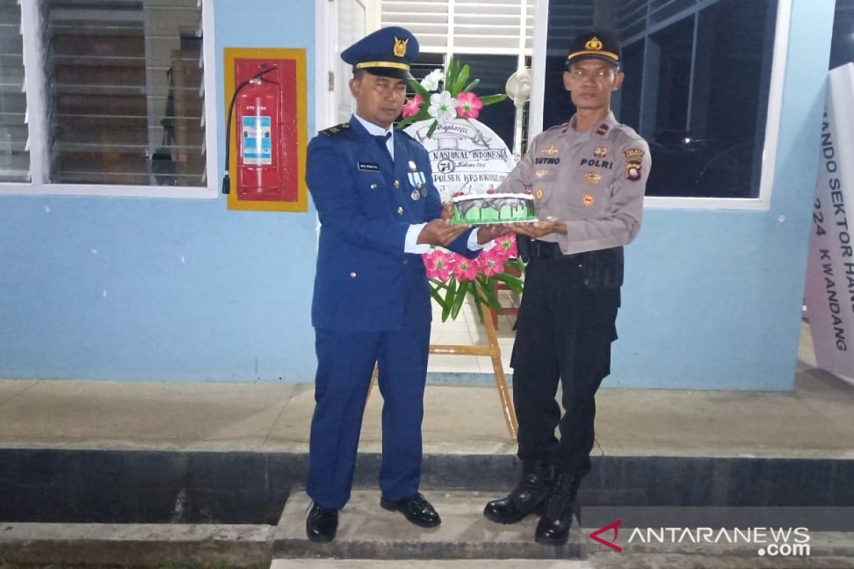 Kapolsek Kwandang beri kejutan kue Ultah ke anggota TNI AU