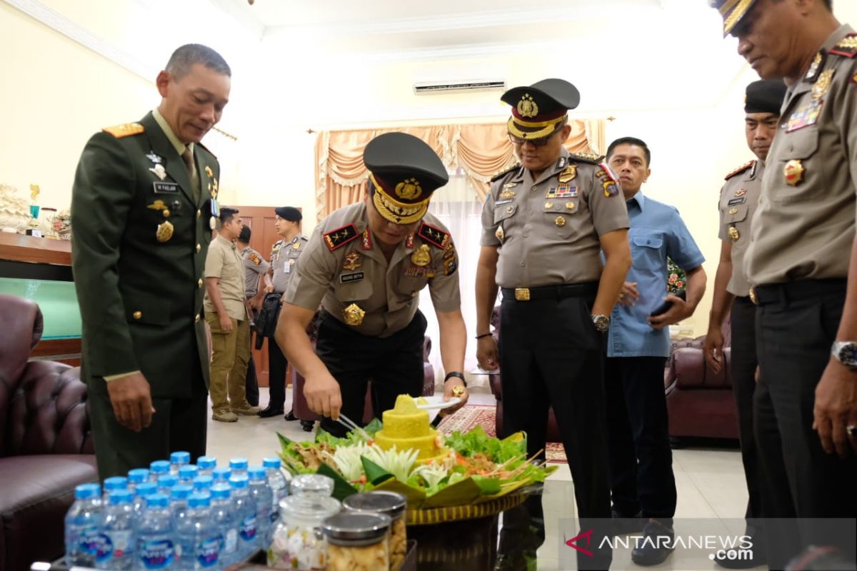 HUT TNI, Kapolda Riau grebek kediaman Danrem 031/Wirabima