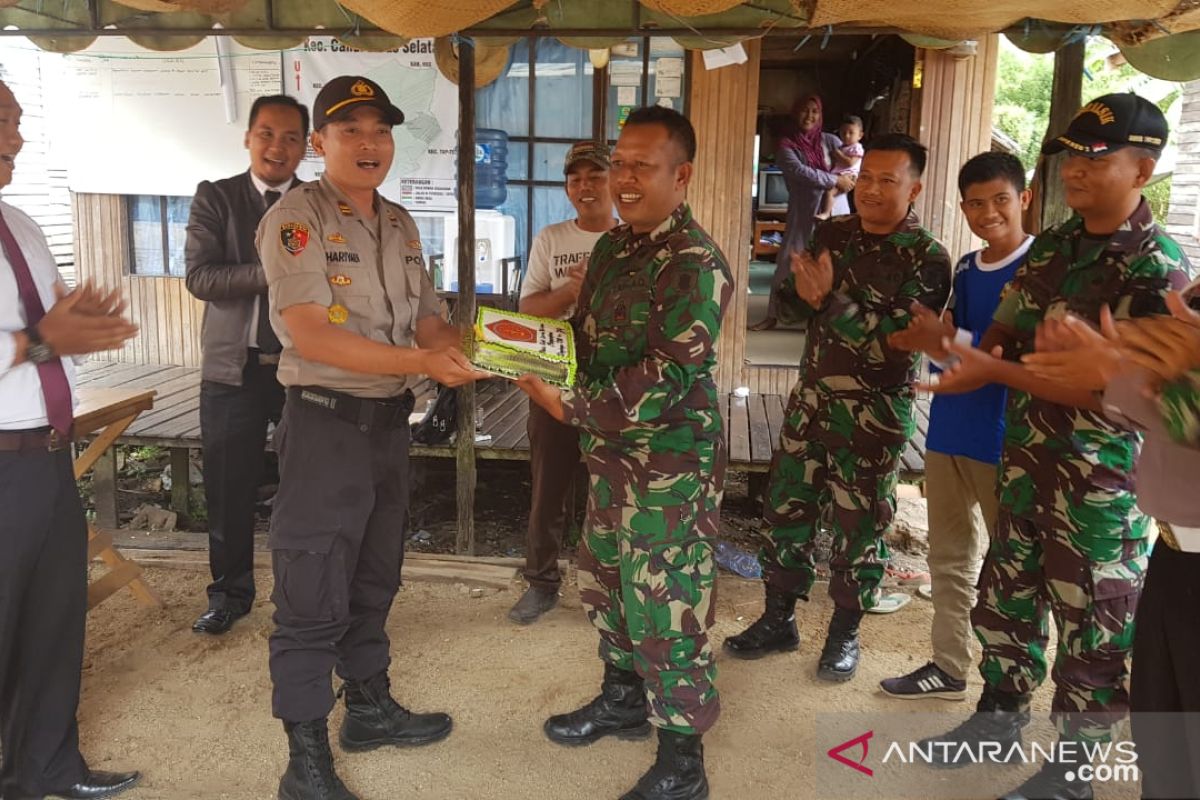 Kebersamaan di HUT TNI, Danramil dan Kapolsek saling menyuapi