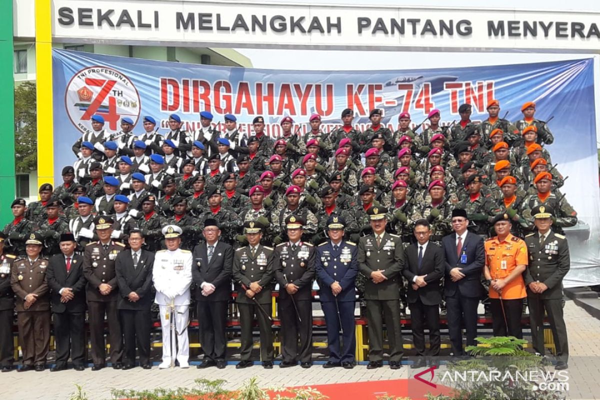 Kodam Tanjungpura gelar upacara parade pasukan HUT Ke-74 TNI