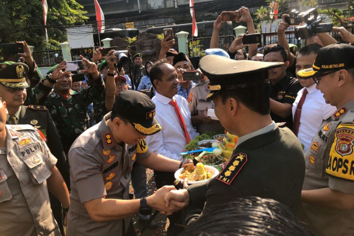 HUT TNI, Kodim 0502 terima hadiah tumpeng