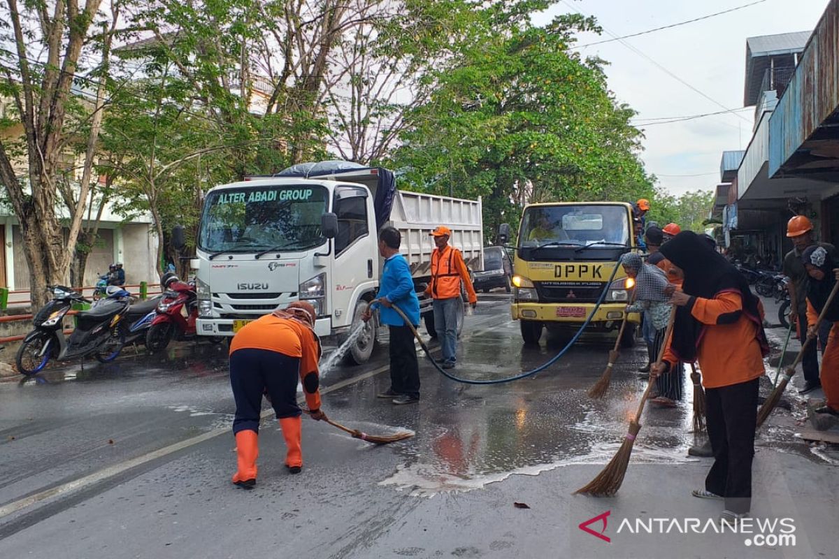 Satgas Lebah Belitung-IPC bersihkan jalan raya dari tumpahan pasir kaolin