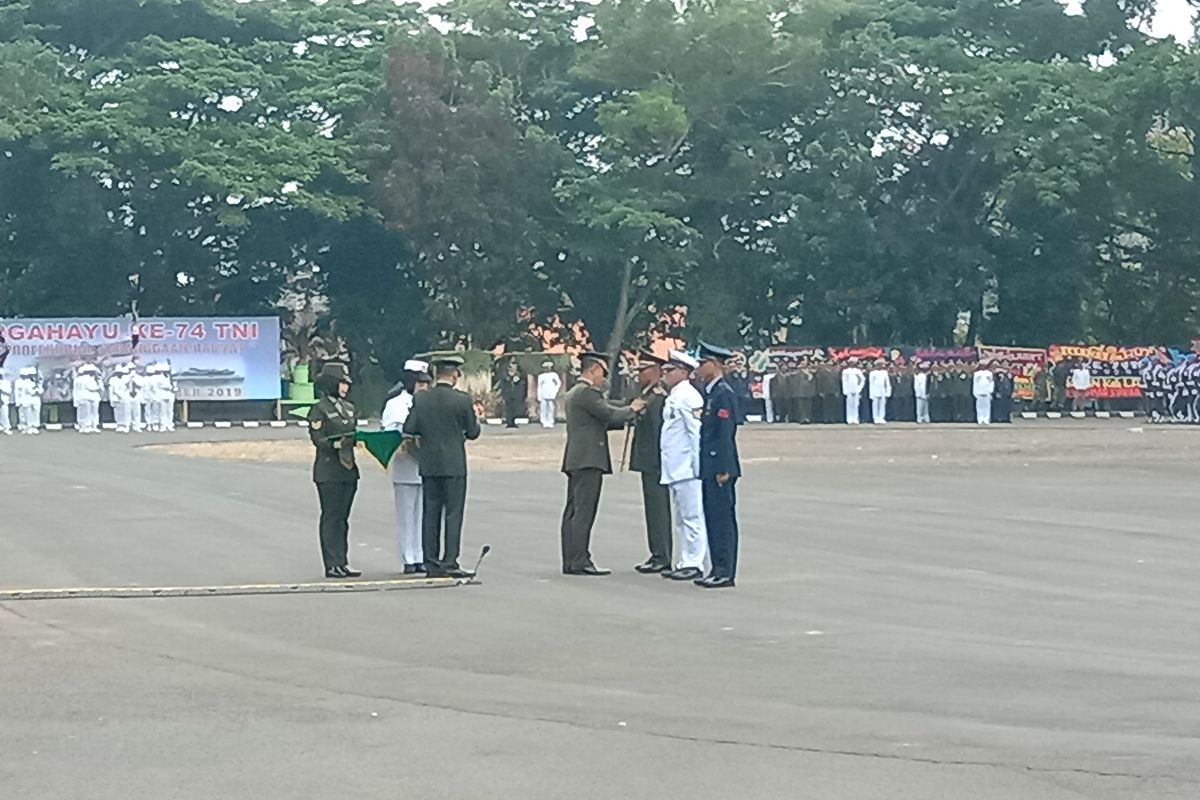 Danrem 043/Gatam serahkan penghargaan Satya Lencana kepada anggota