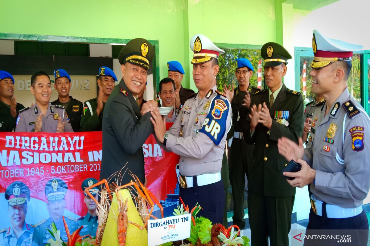 Kejutan tumpeng untuk Denpom  hari jadi TNI