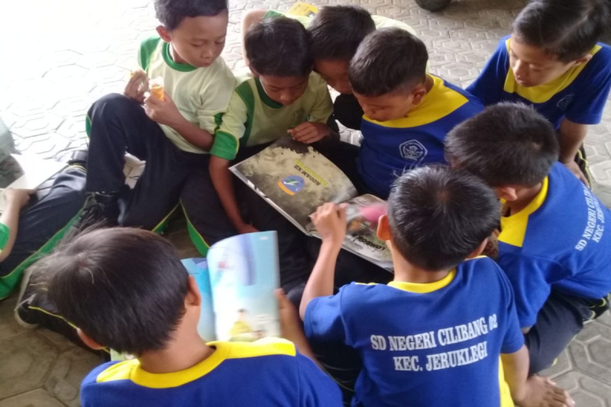 TMMD Cilacap, anak-Anak SD Cilibang baca buku bersama