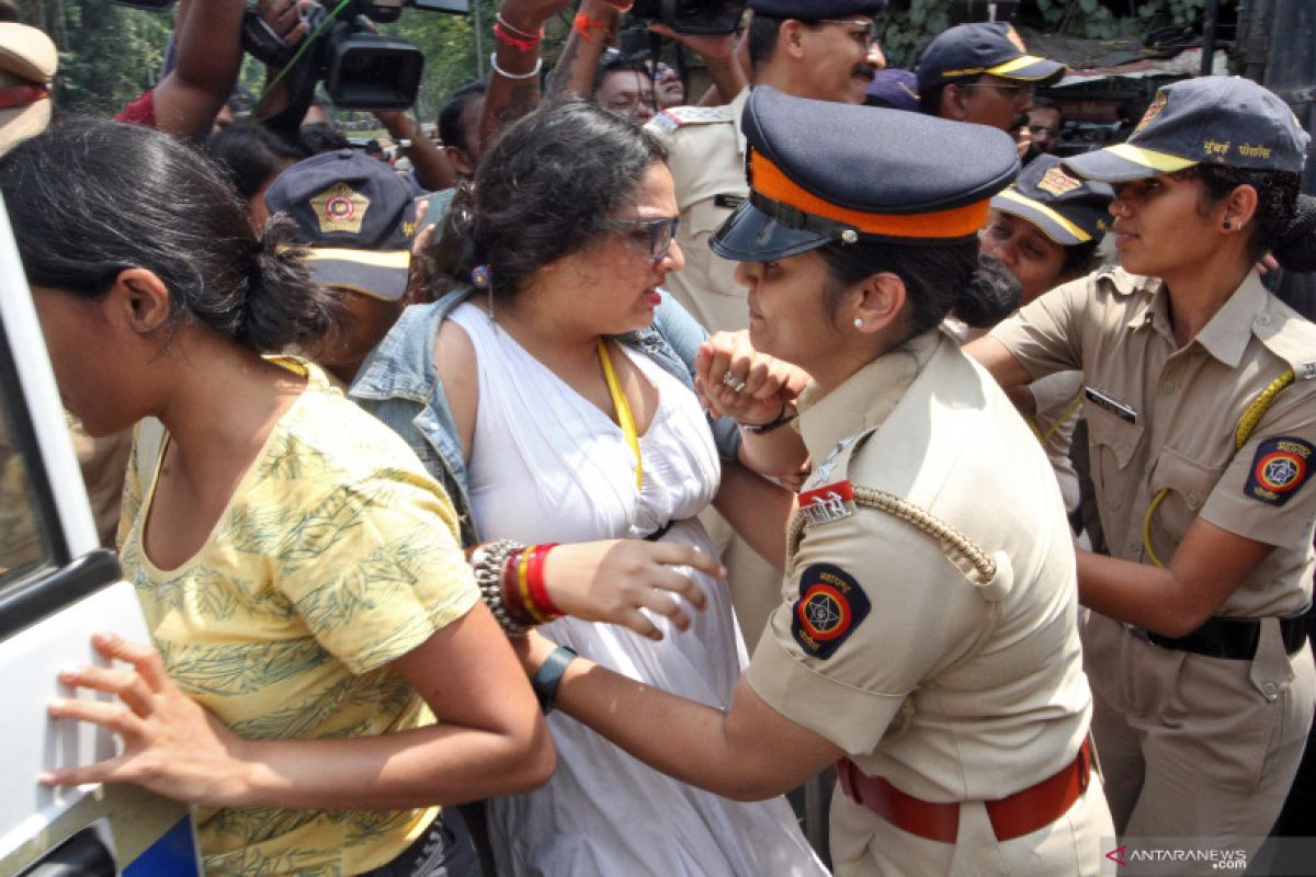 40 pegiat yang protes penebangan pohon untuk metro baru ditahan polisi India