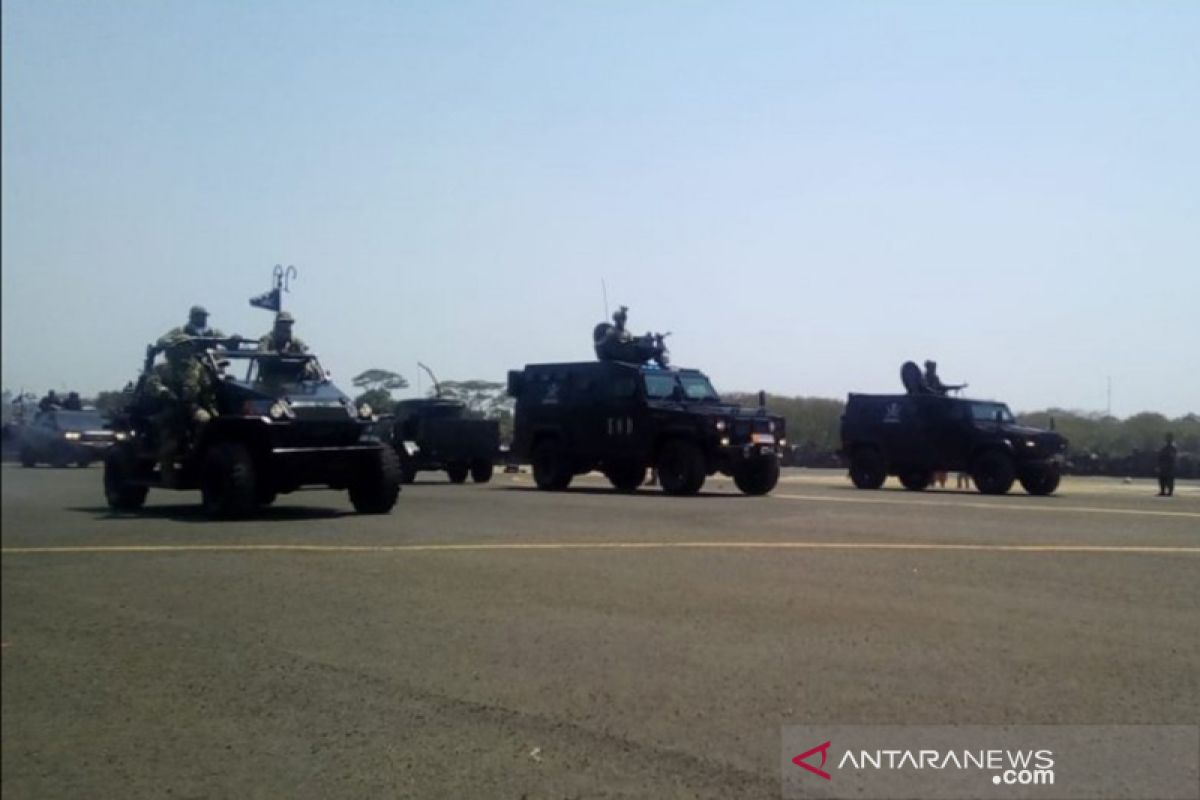 Kendaraan tempur dalam negeri meriahkan parade HUT Ke-74 TNI