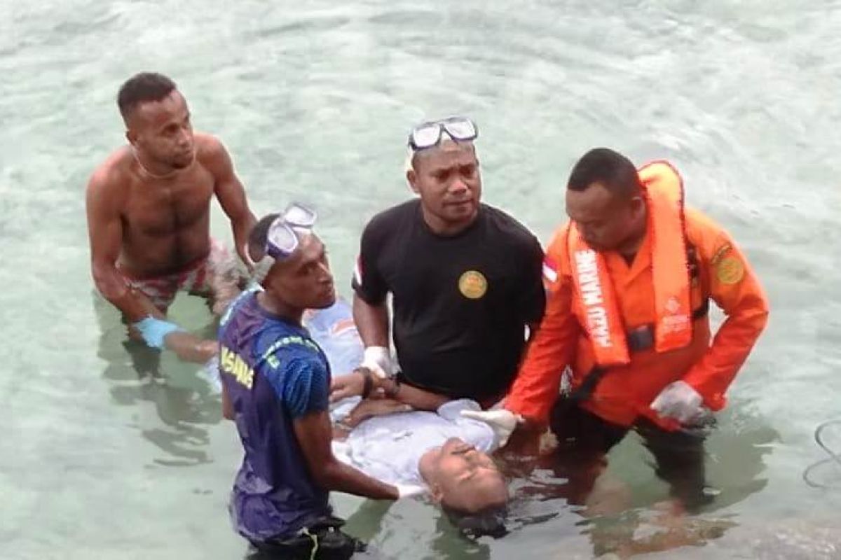 Tim SAR mengevakuasi jasad warga di perairan Biak