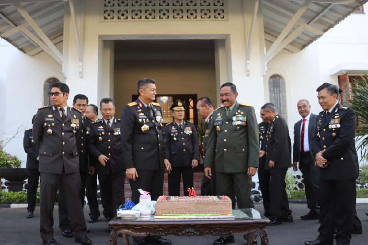 Kapolda beri kejutan selamat HUT TNI untuk Pangdam Diponegoro