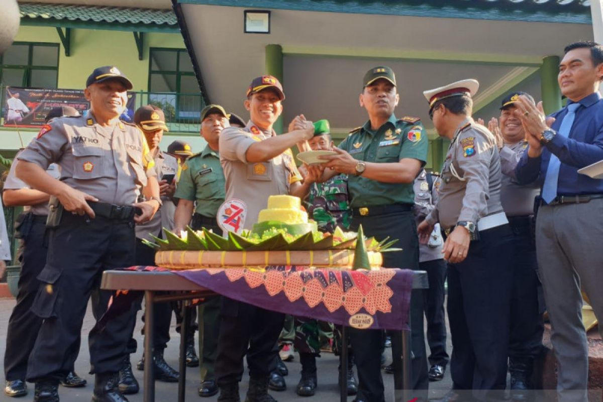 Kapolres Lumajang beri kejutan jajaran Kodim saat HUT TNI