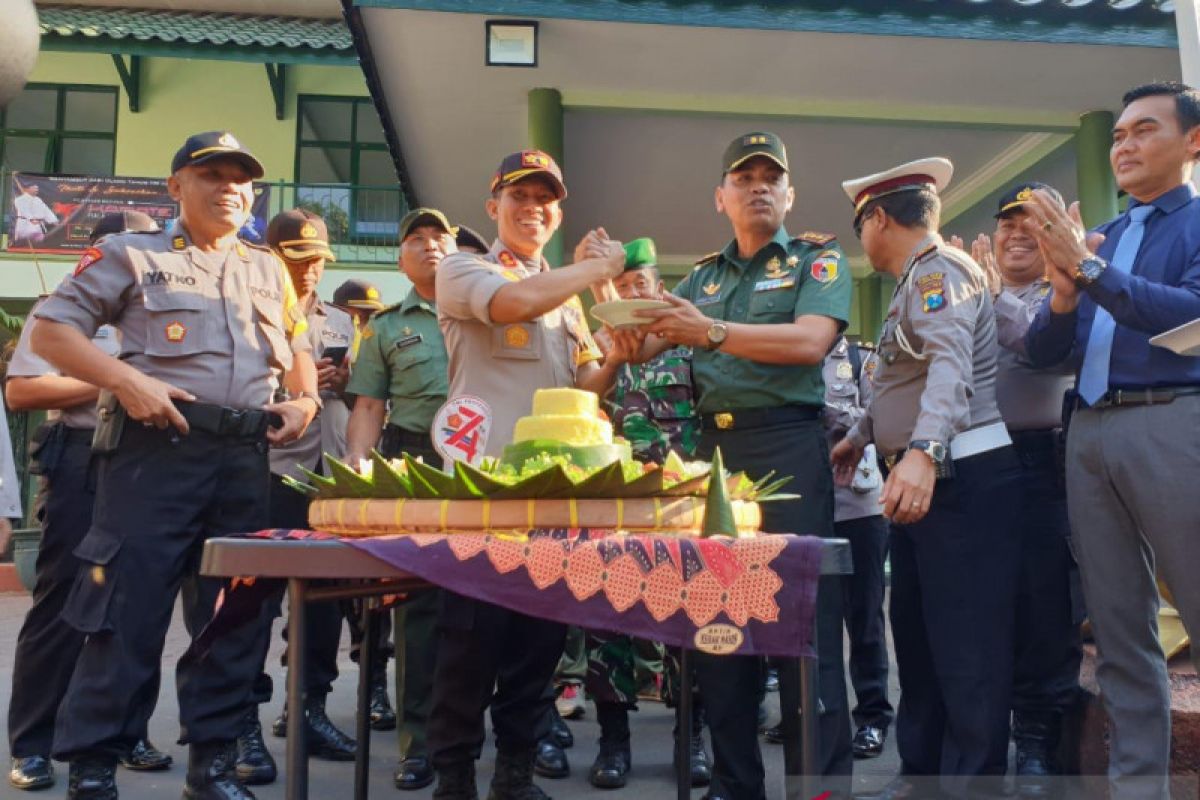 Kapolres Lumajang berikan kejutan kepada Kodim 0821 saat HUT TNI