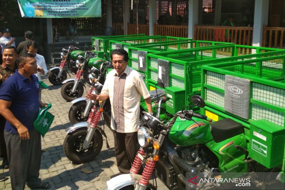Kementerian LHK serahkan 35 motor pengangkut sampah kepada masyarakat