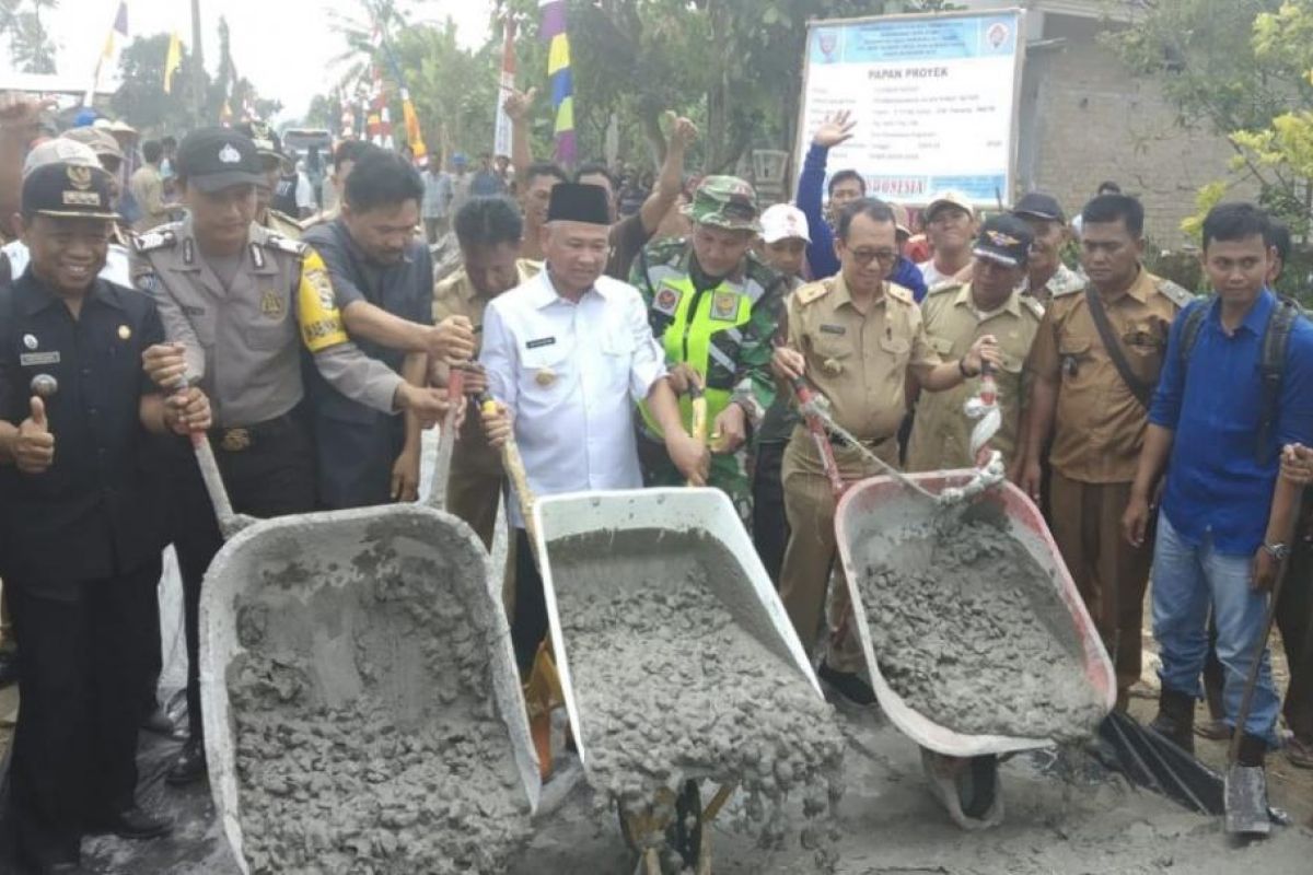 Dinas PUPR  OKU Timur bangun tiga jalan penghubung