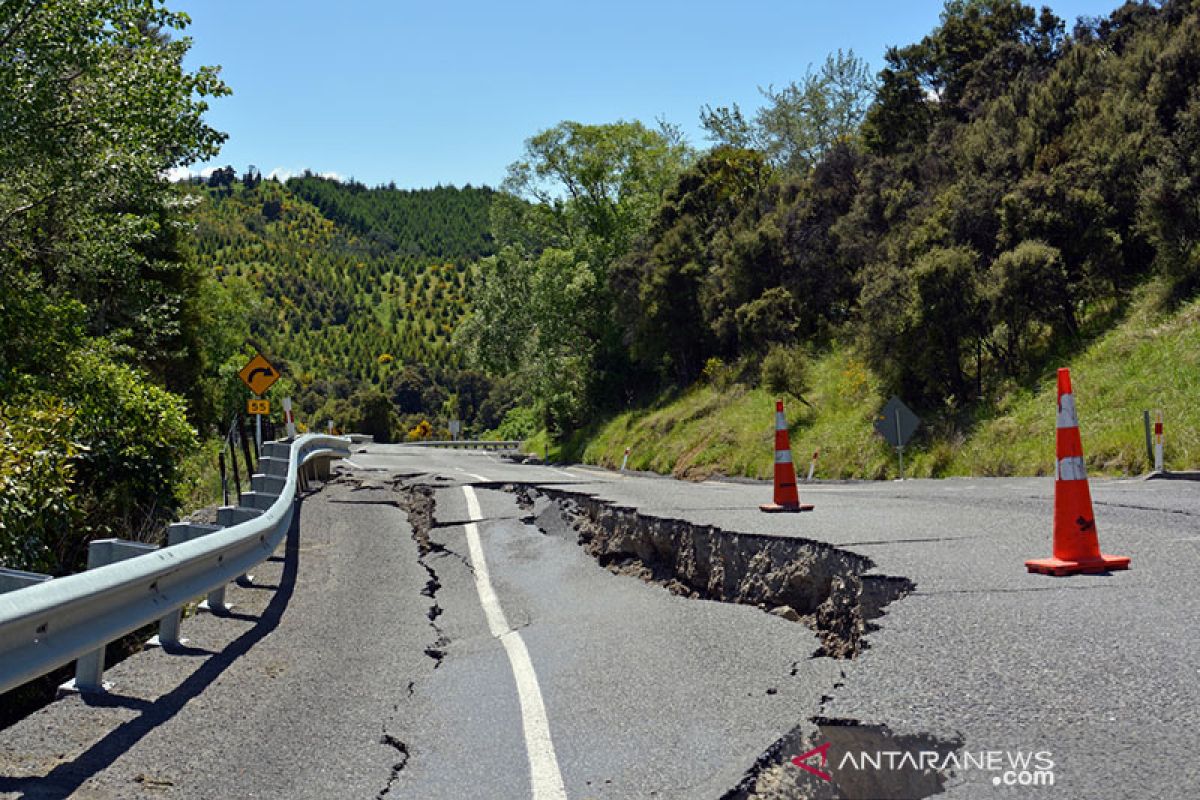 warga lari berhamburan akibat dua gempa beruntun