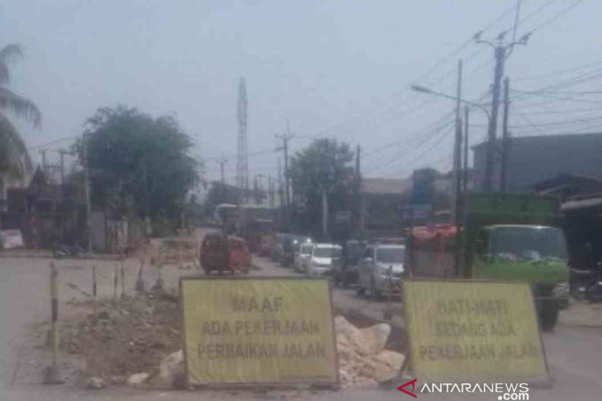 Perbaikan jalan Cikarang-Cibarusah Bekasi sudah tiga pekan terbengkalai