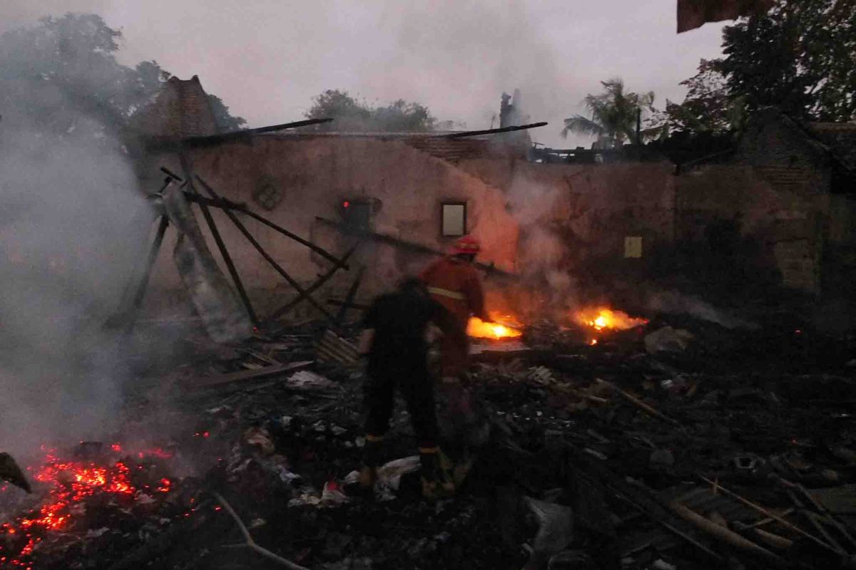 Dua rumah di Jember ludes terbakar saat ditinggal pemiliknya