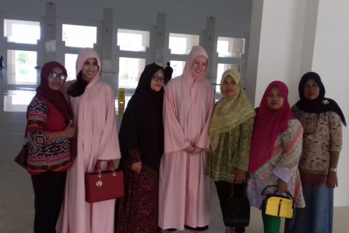 Masjid Sultan Batam menyiapkan jubah buat turis nonmuslim